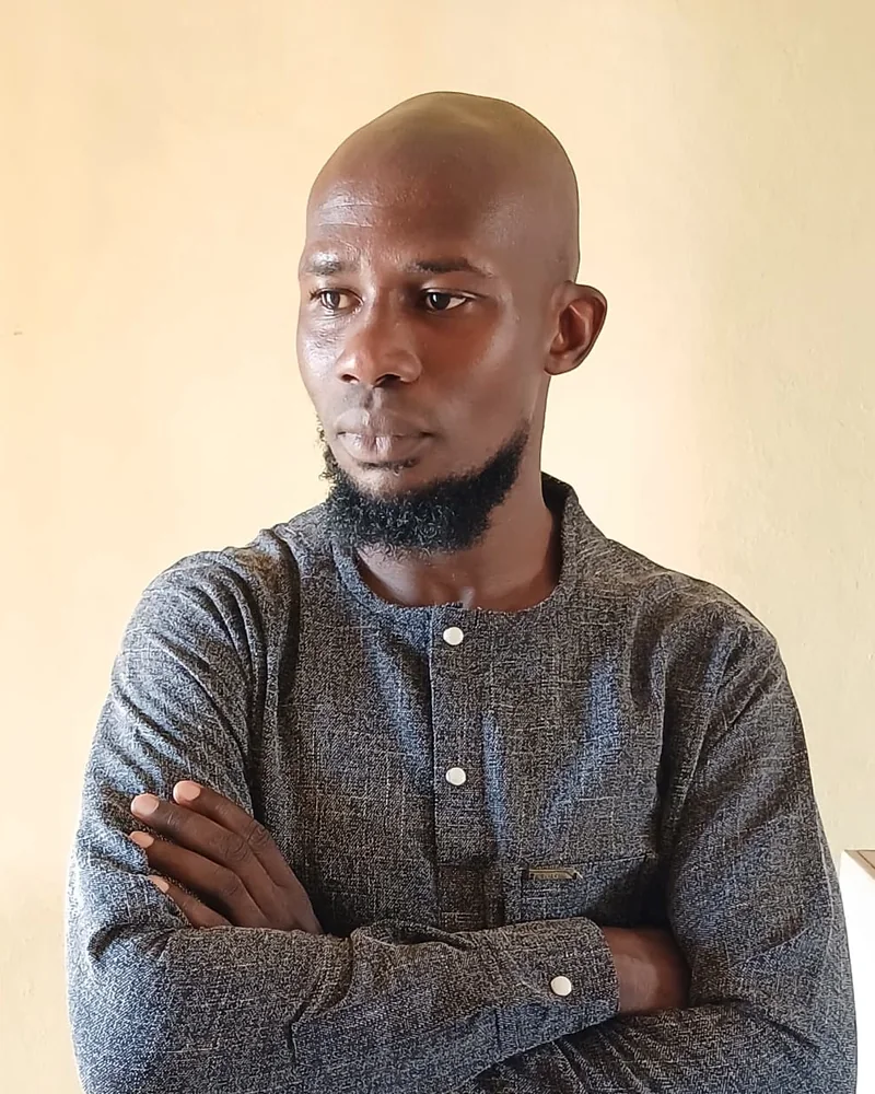 Portrait d'Ismaël, les bras croisés