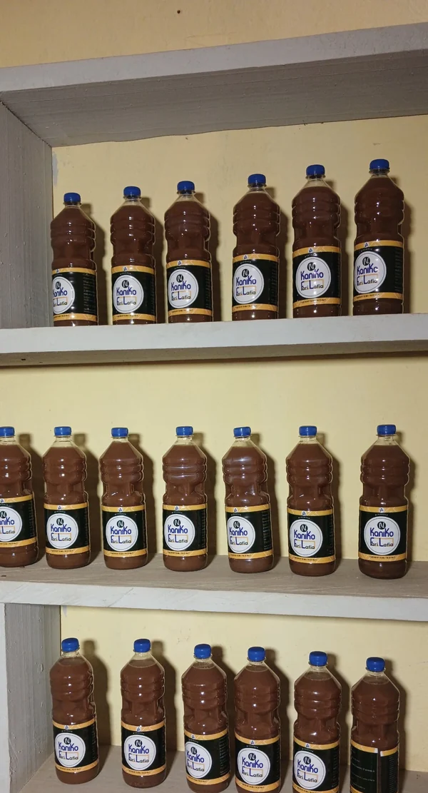 Plusieurs bouteilles de Fari Lafia alignées sur des étagères