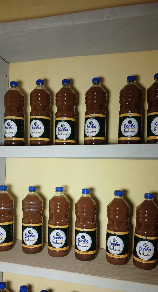 Rangées frontales de bouteilles Fari Lafia