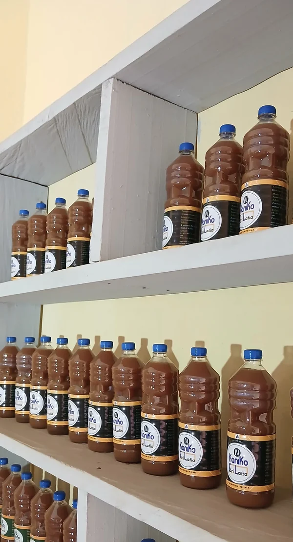 Étagères de bouteilles Fari Lafia photographiées en perspective